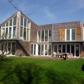 Buitentrap met vrijdragende glas balustrades BVT26