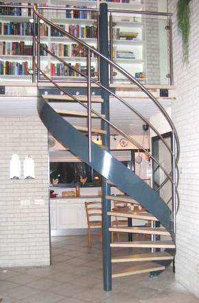 Design spiltrap met staal en houten treden IVT24