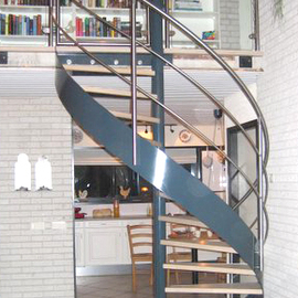 Design spiltrap met staal en houten treden IVT24