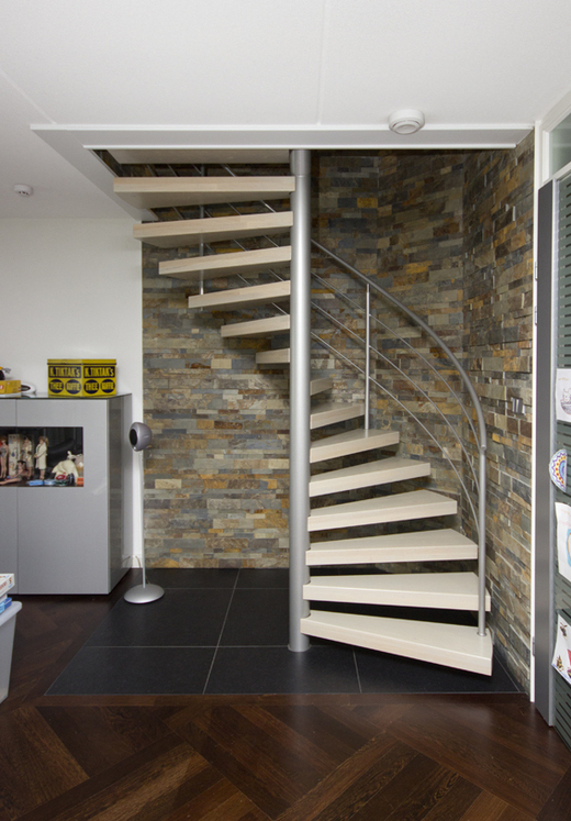 Design spiltrap met lichte houten treden SWT78