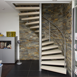 Design spiltrap met lichte houten treden SWT78