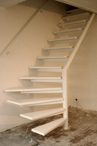 Vrijdragende witte spiltrap VDT04
