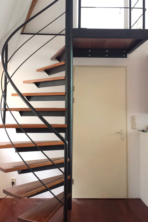 Zwarte spiltrap met houten treden SWT52