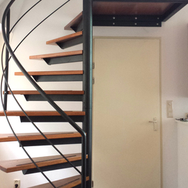 Zwarte spiltrap met houten treden SWT52