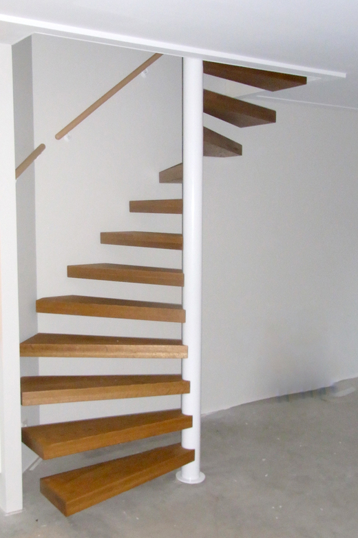 Wit stalen spiltrap met houten treden SWT70