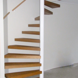 Wit stalen spiltrap met houten treden SWT70