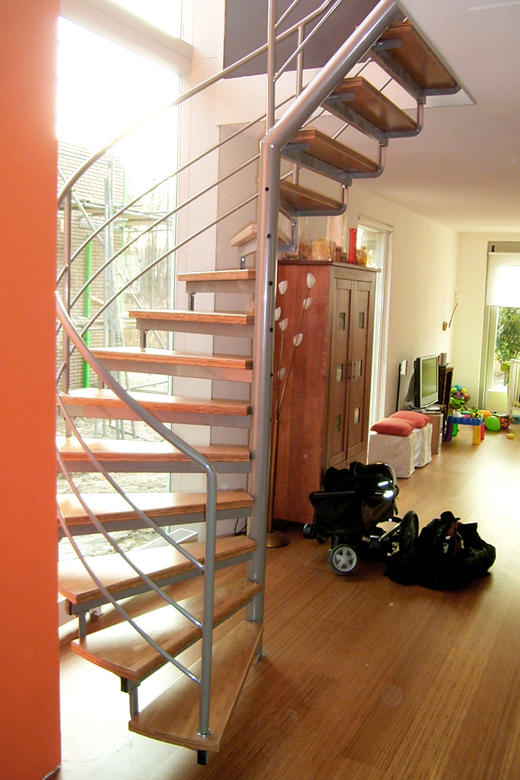 Stalen spiltrap met houten treden SWT71