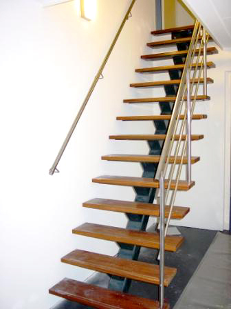 Stalen middenboom met houten treden MDB23