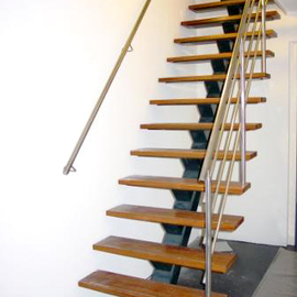 Stalen middenboom met houten treden MDB23