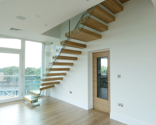Licht houten trap met glazen balustrade ZWT02
