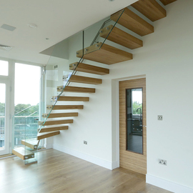 Licht houten trap met glazen balustrade ZWT02