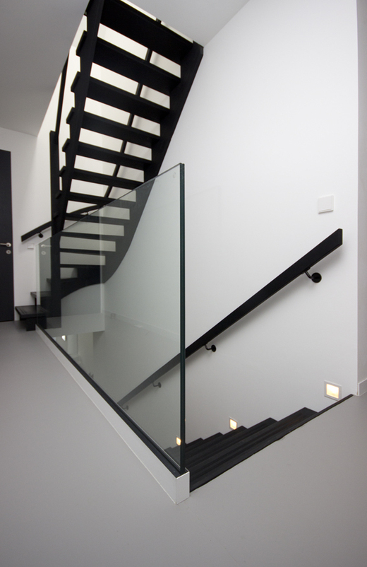 Glazen balustrade naast strakke trap BAL70