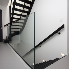 Glazen balustrade naast strakke trap BAL70