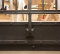 Stalen trap met houten treden in winkel BDT14