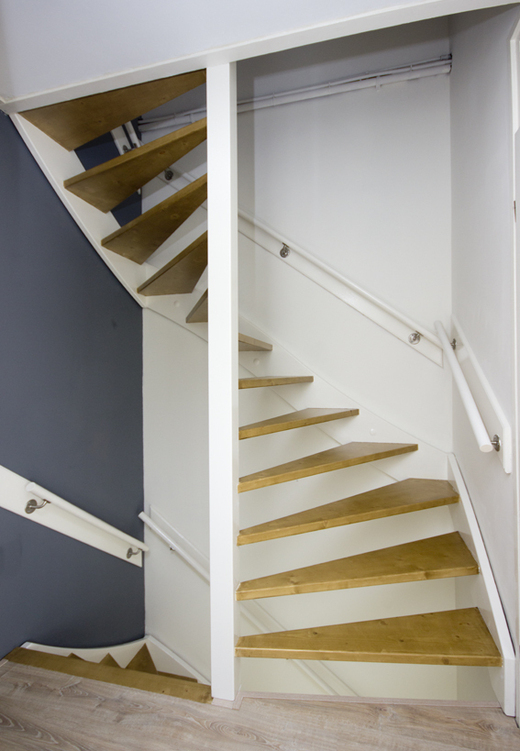 Moderne houten trap met open treden ST66