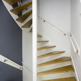 Moderne houten trap met open treden ST66