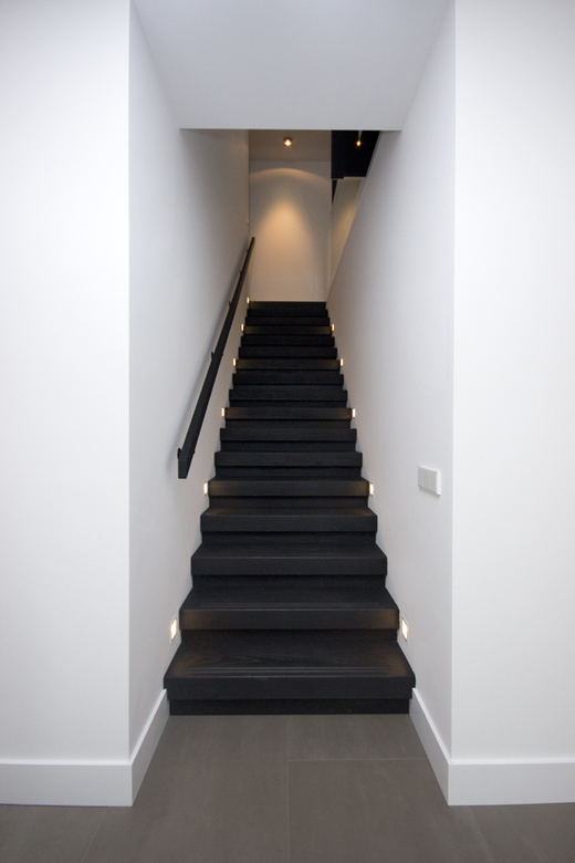 Moderne strakke houten trap ST69