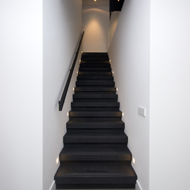 Moderne strakke houten trap ST69