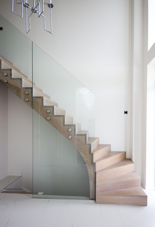 Moderne houten trap met glazen balustrade ST71