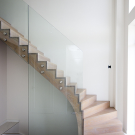 Moderne houten trap met glazen balustrade ST71