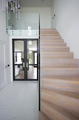 Moderne houten trap met glazen balustrade ST71