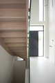 Moderne houten trap met glazen balustrade ST71