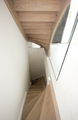 Moderne houten trap met glazen balustrade ST71
