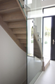 Moderne houten trap met glazen balustrade ST71