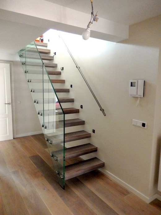 Zwevende houten treden met glazen balustrade ZWT09