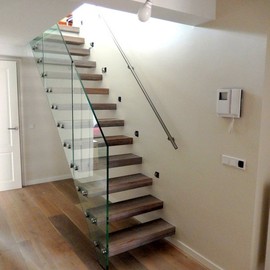 Zwevende houten treden met glazen balustrade ZWT09