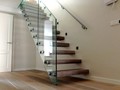 Zwevende houten treden met glazen balustrade ZWT09