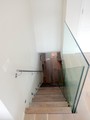 Zwevende houten treden met glazen balustrade ZWT09