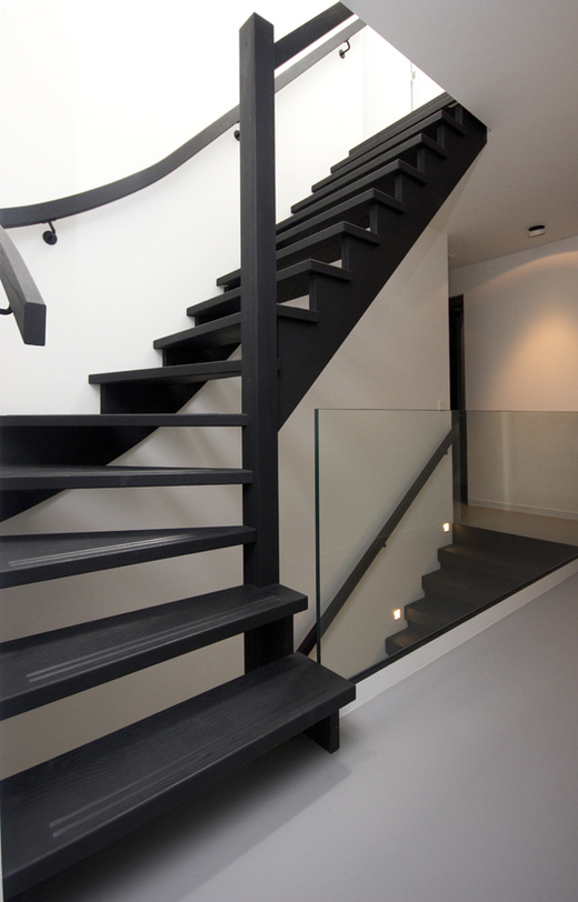 Zwart houten vaste trap VT03