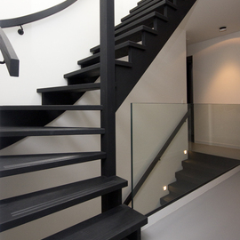 Zwart houten vaste trap VT03