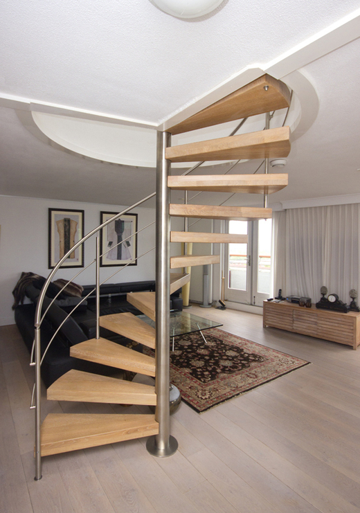 Draaiende trap met houten treden DRT01