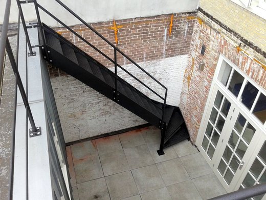 Buitentrap naar dakterras met balustrades BVT41