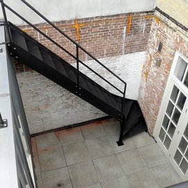 Buitentrap naar dakterras met balustrades BVT41