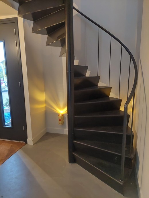 Spiltrap stalen gevouwen plaattreden
